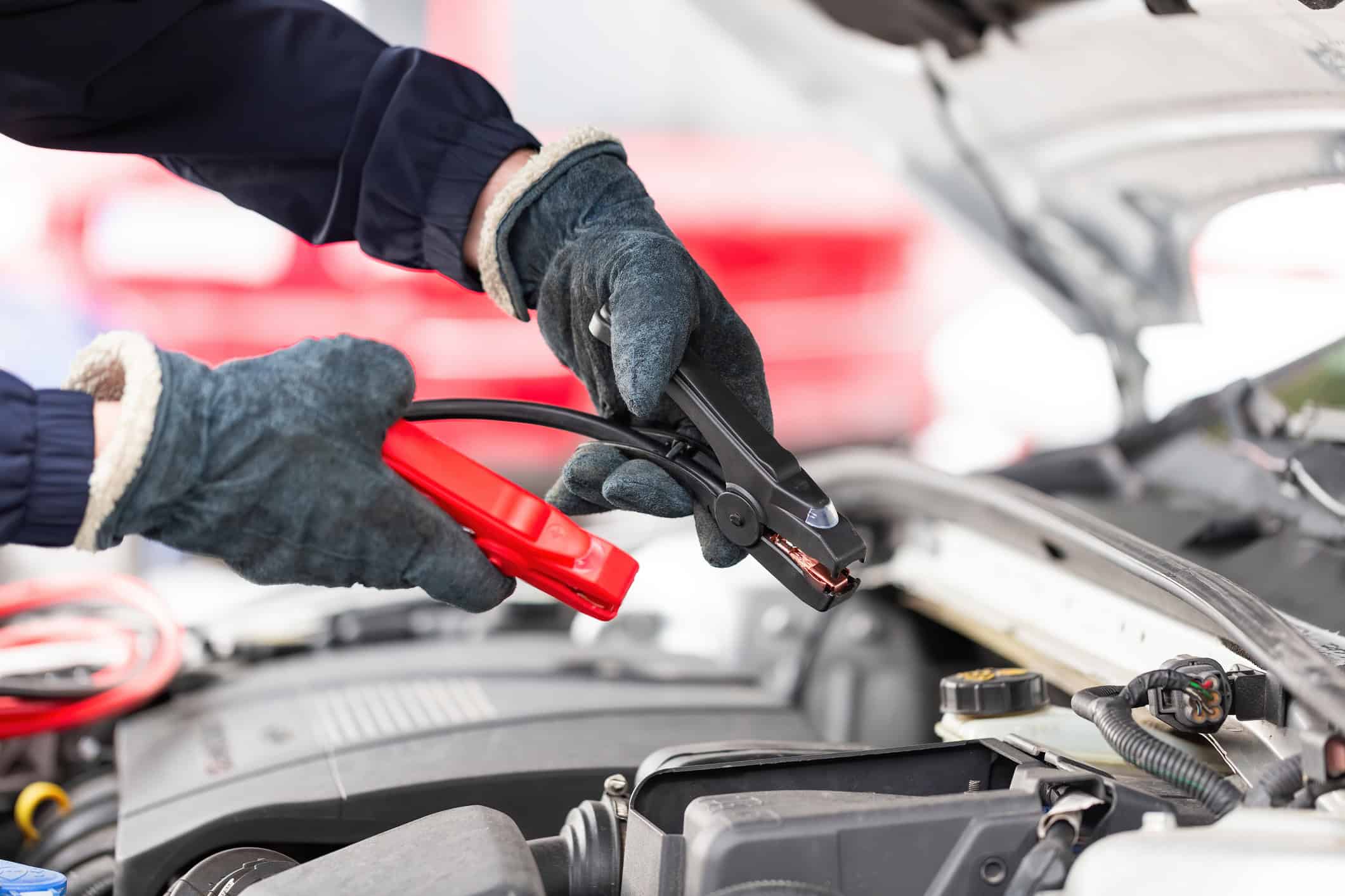 Meccanico al lavoro sul motore