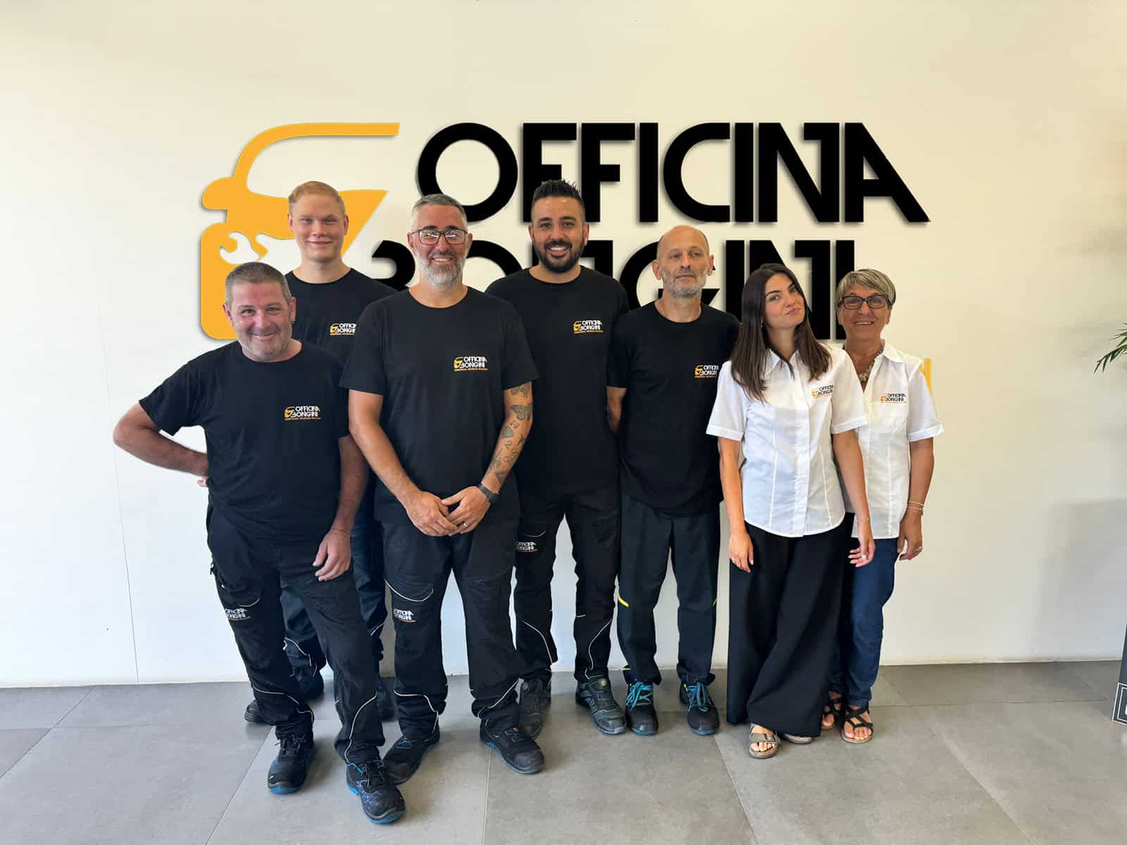 Team dell’officina in posa